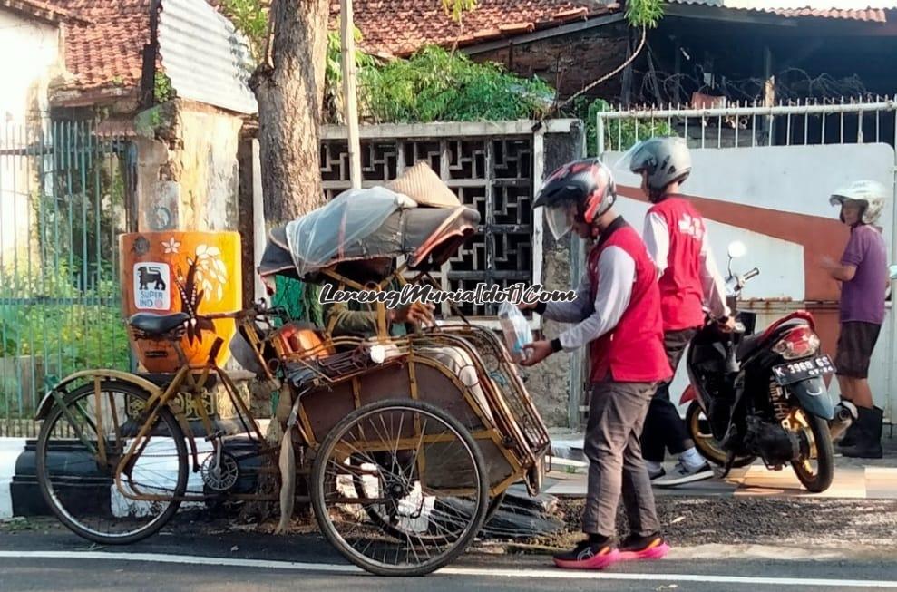 PKS SMAN 3 Pati membagi takjil untuk tukang becak di Kota Pati