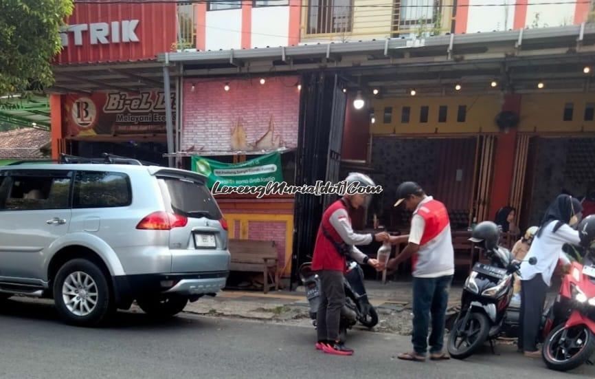 Tukang parkir juga tidak luput dari sasaran bagi takjil PKS SMAN 3 Pati