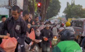 Pesilat SH Terate Rayon Winong dan SMK TBI Pati mengadakan acara bagi takjil dalam rangka memayu hayuning bawono