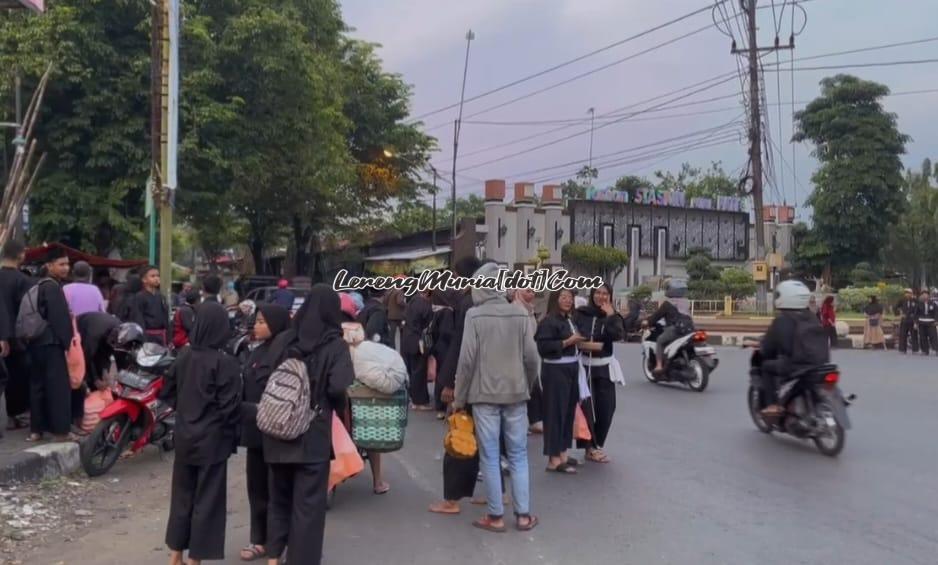 Pesilat SH Terate Rayon Winong dan SMK TBI Pati sedang membagi takjil di depan SMPN 4 Pati