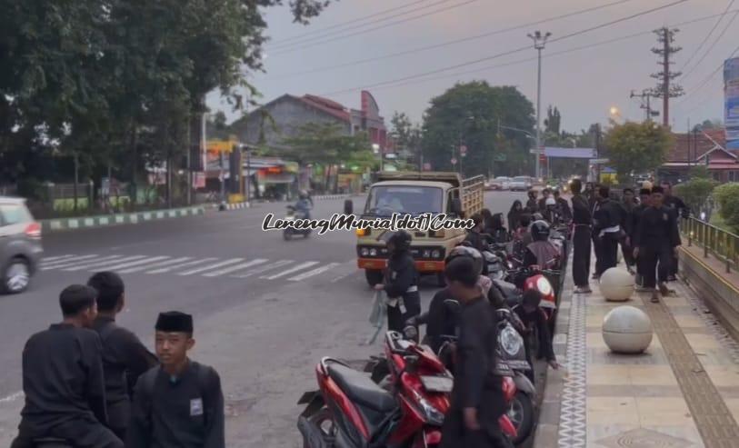 Pembagian takjil di Stasiun Puri Pati sebagai lokasi pilihan yang strategis