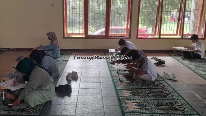 Lomba kaligrafi di Auditorium, memberi peluang seniman muda SMAN 3 Pati untuk berkarya