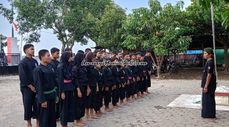 Apel persiapan sebelum  bagi takjil dipimpin oleh Rukono sebagai koordinator acara