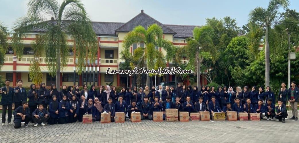 Foto bersama pengurus OSIS/MPK SMAN 3 Pati sebelum acara bagi takjil di depan SMAN 3 Pati