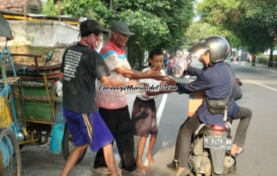 Pengurus OSIS/MPK SMAN 3 Pati memberikan takjil kepada tukang becak di Jln. Pangeran Diponegoro  Kota Pati