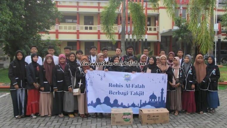 Rohis Al Falah SMAN 3 Pati berbagi takjil di bulan Ramadhan dalam rangka mengharap berkah bulan tersebut