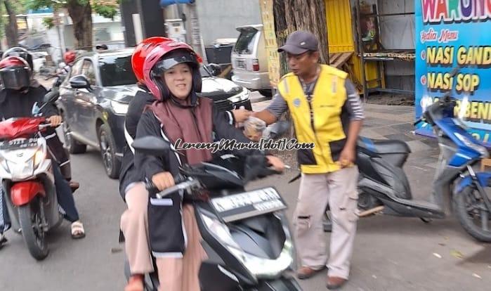 Tukang parkir menerima takjil dari anggota Rohis Al Falah SMAN 3 Pati beberapa waktu yang lalu