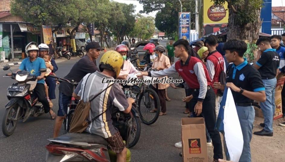 Anggota PKS Se-Kabupaten Pati  berusaha memberi kontribusi positif untuk masyarakat dalam bentuk bagi takjil geatis