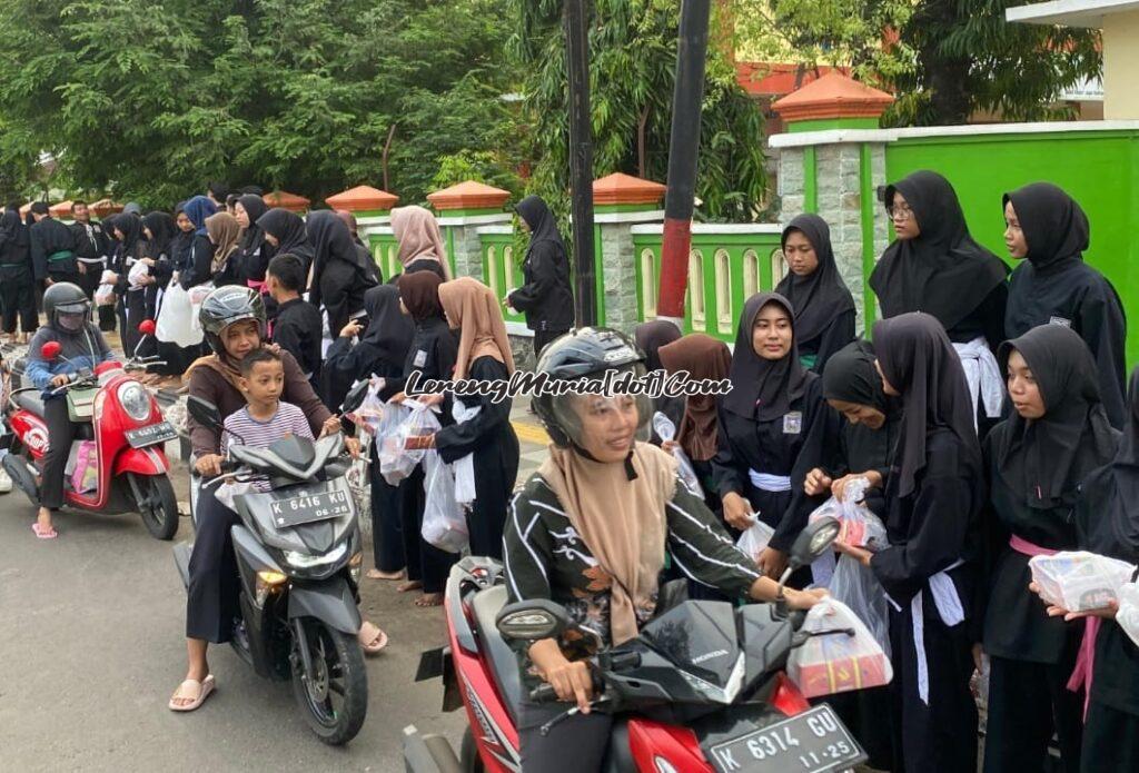 Bagi takjil oleh SH Terate Komisariat SMAN 3 Pati dalam rangka mencari berkah Ramadhan dan menghindari mara bahaya