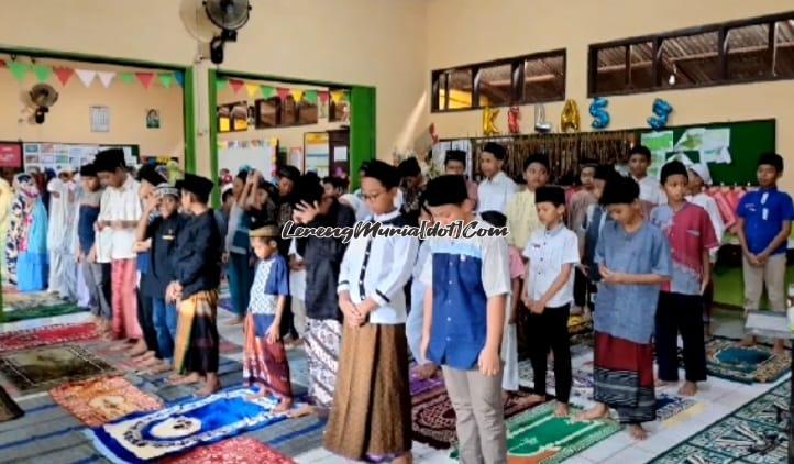 Para siswa mengikuti kegiatan sholat Dhuha pada saat acara Pondok Ramadhan