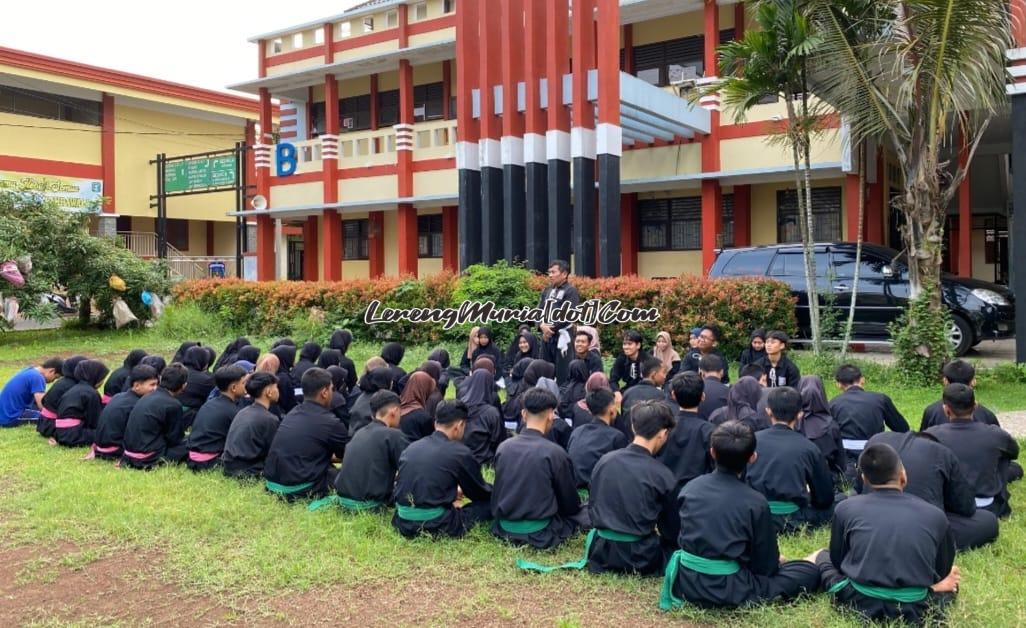 Para siswa mendengarkan pengarahan dari Eko Wahono selaku Pembina SH Terate Komisariat SMAN 3 Pati tentang makna berbagi atau sedekah