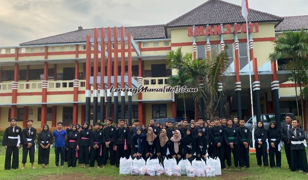 Foto bersama sebelum acara bagi takjil dimulai di halaman depan SMAN 3 Pati