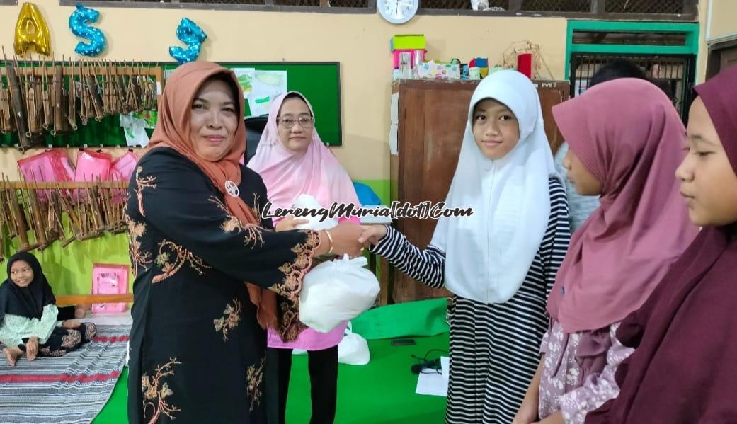 Kepala SDN Pati Wetan 02 Pati  Lilik Sri Rejeki, S.Pd., M.Si. memberikan bantuan sosial kepada salah satu siswa sebagai bentuk kepedulian