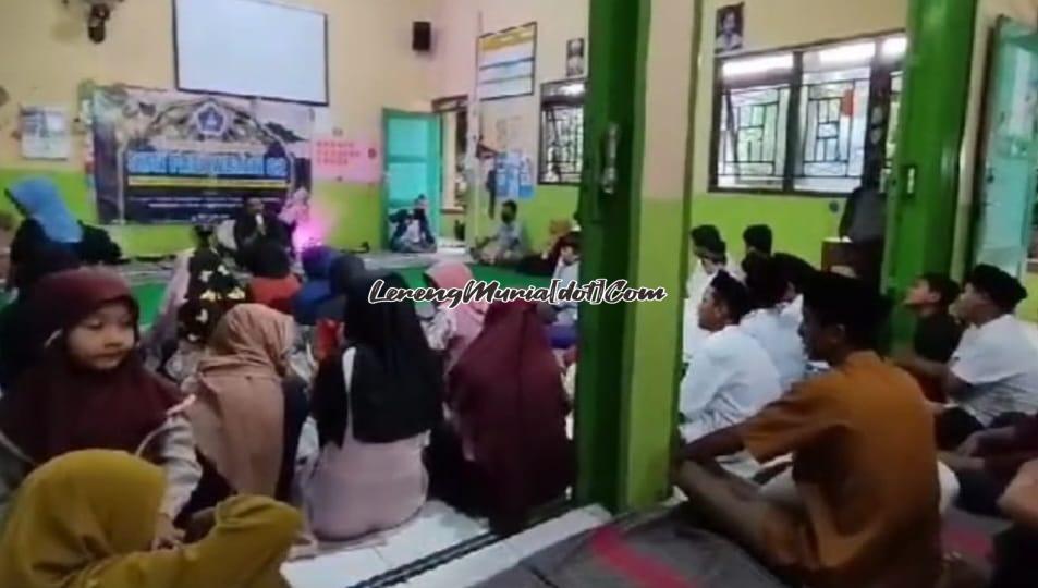 Siswa SDN Pati Wetan 02 Pati mengikuti ceramah dari Ustadz Agus Triyono dengan penuh antusias dan khidmat