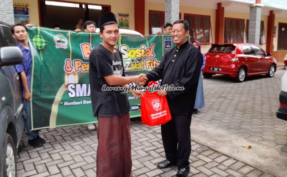 SMAN 3 Pati bagi bansos dan zakat fitrah kepada yang berhak menerima sebagai wujud mencari berkah di bulan Ramadhan baru-baru ini