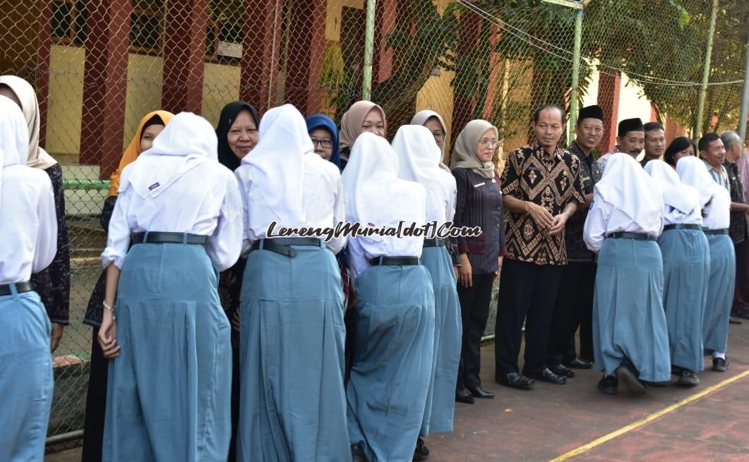 Siswa SMAN 3 Pati bersalaman dengan guru karyawan di acara halal bihalal (16/4/2024)