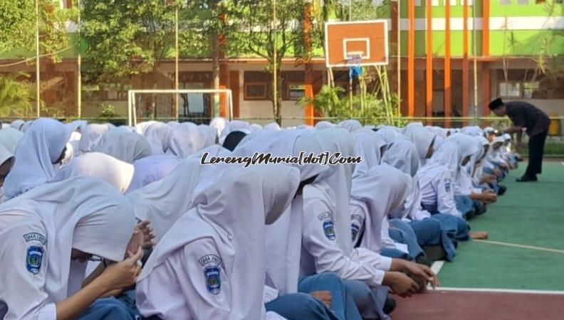 Agus Salam, S.Ag., M.Pd. memberikan wejangan tentang ketakwaan kepada siswa SMAN 3 Pati dalam acara halal bihalal