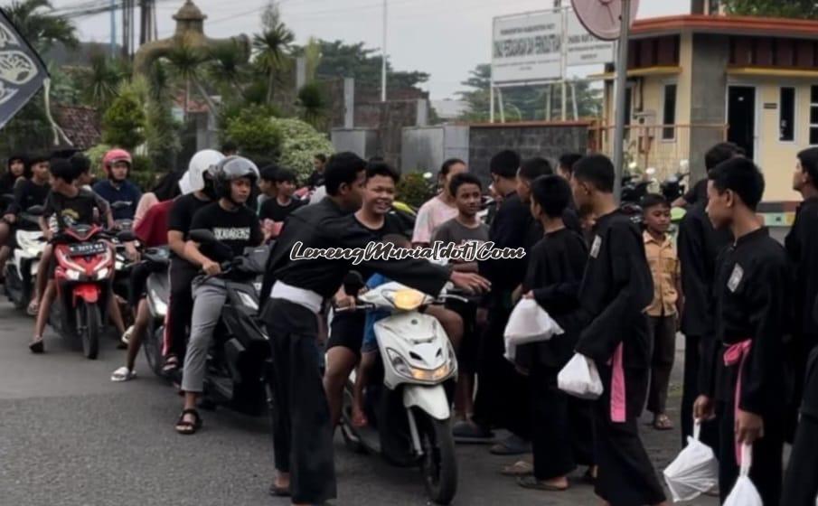 Anggota SH Terate Rayon Margorejo Ranting Margorejo Cabang Pati berburu berkah di bulan Ramadhan dalam bentuk bagi takjil