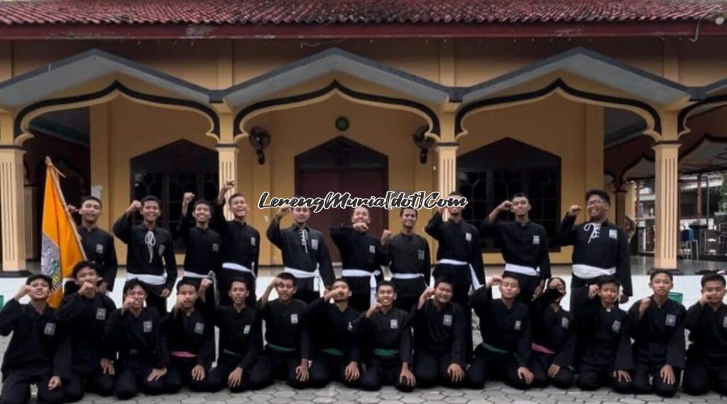 Foto bersama anggota SH Terate Rayon Margorejo setelah acara bagi takjil