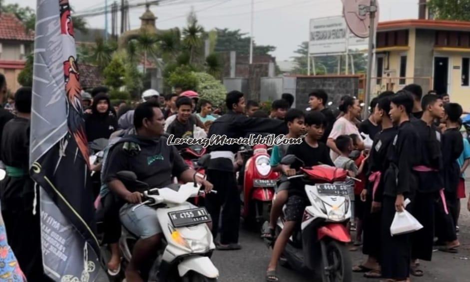 Masyarakat menyambut dengan antusias bagi takjil yang diselenggarakan oleh SH Terate Rayon Margorejo Pati