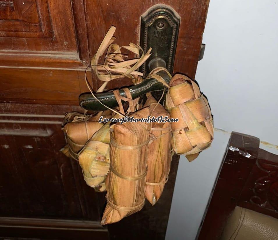 Kearifan lokal menggantungkan ketupat dan lepet di pintu rumah untuk memberi makanan kepada roh leluhur yang sudah meninggal dunia