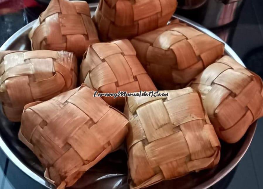 Ketupat merupakan hidangan khas di hari Raya Idul Fitri terutama hari ke tujuh