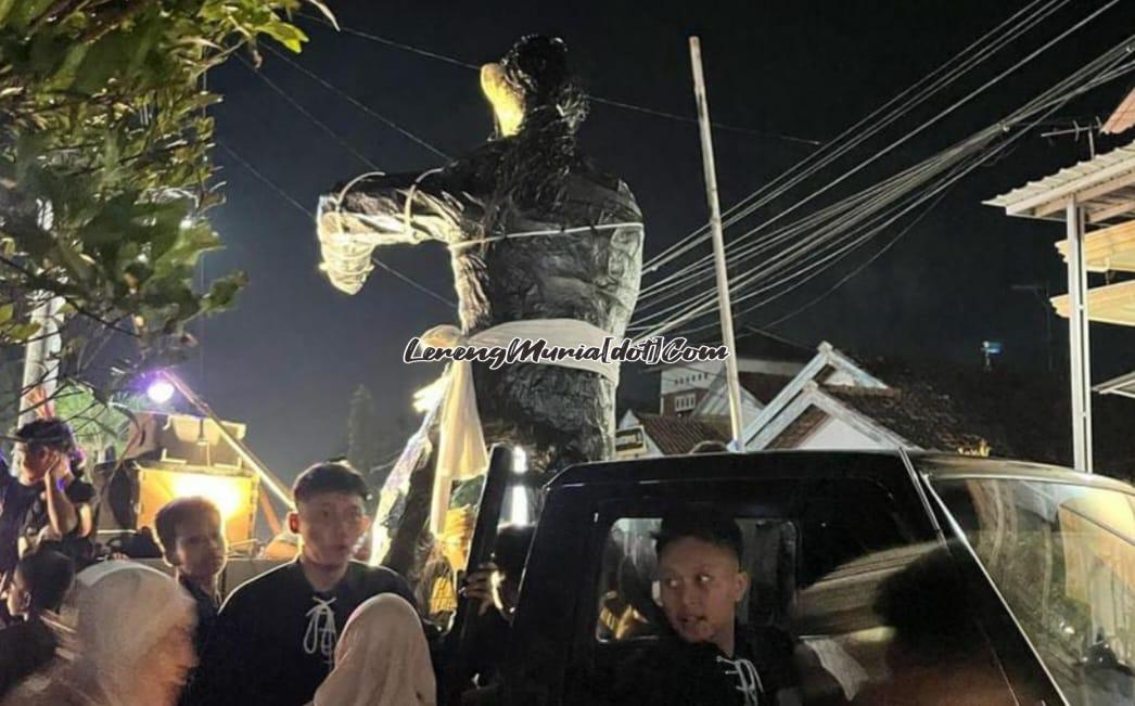 Replika anggota SH Terate yang diarak oleh peserta takbir keliling Desa Margorejo Pati
