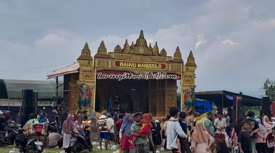 Meriahkan Hari Raya Lebaran, warga Dukuh Wonosemi Desa Semirejo Gembong mendatangkan grub Kethoprak Wahyu Manggolo sebagai hiburannya