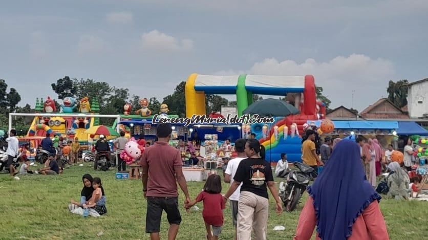 Warga sangat antusias menikmati berbagai macam permainan di lapangan olahraga Desa Semirejo Gembong