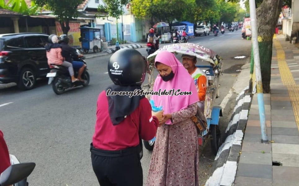 Seorang warga mendapat takjil dari anggota Kobra dalam acara bagi takjil beberapa waktu yang lalu