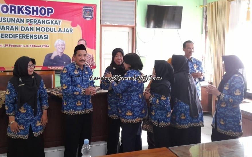 Guru dan karyawan SMAN 3 Pati bersalaman dengan Ibu Suryanti, S.Pd. dan Ibu Dra. Siti Rukmi Murni di Kantor Guru