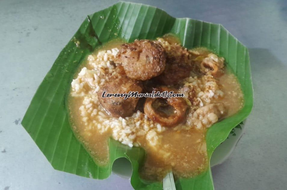 Nasi gandul khas Pati yang ikut memeriahkan hidangan di meja makan pada saat Hari Raya Idul Fitri 1445 H