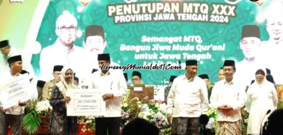 Penyerahan piala oleh Pj. Gubernur Jateng Nana Sudjana (3 dari kiri) kepada para juara 1 setiap mata lomba MTQ XXX