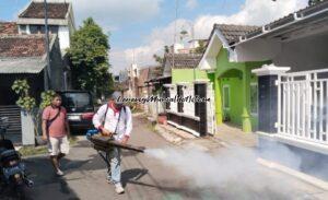 Petugas dari Karang Taruna Mukti Remaja Unggul melakukan _fogging_ di Perum Rendole Indah Blok I-2 Muktiharjo Pati untuk mencegah mewabahnya DB