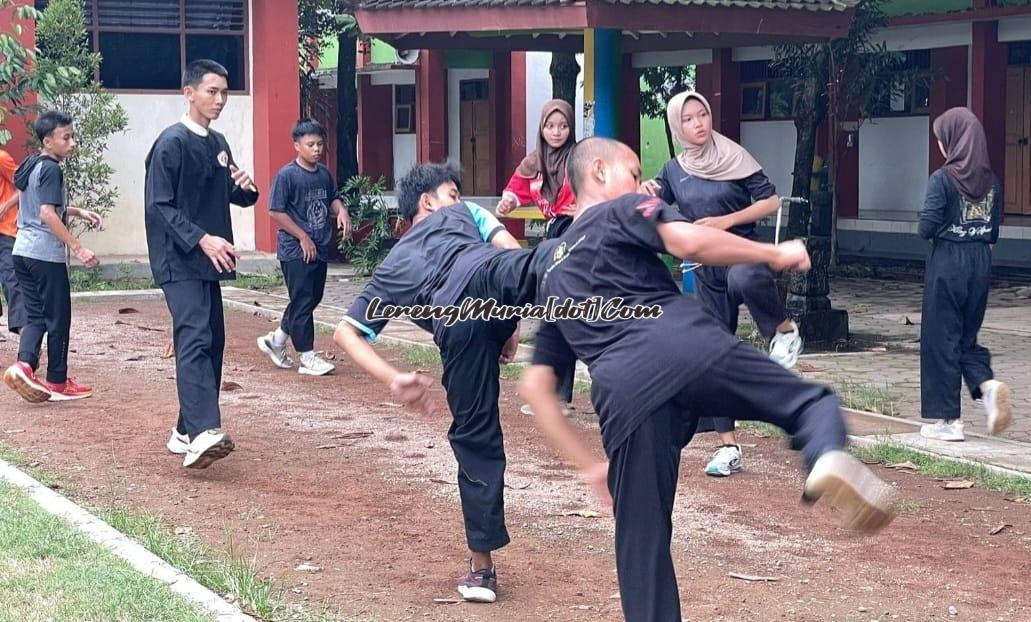 Atlet Popda Kabupaten Pati berlatih teknik tendangan di SMAN 3 Pati