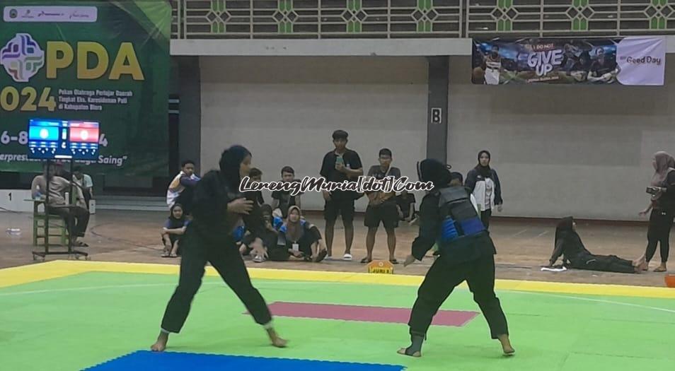 Atlet pencak silat Anggi Riviyani dari Pati (kiri) menghadapi Retna Wulandari dari Kudus (kanan), yang dimenangkan Anggi Riviyani dengan WMP