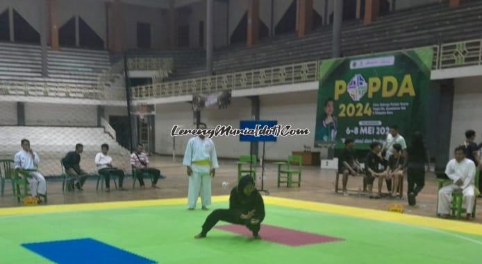 Pesilat Mia Rahmawati dari SH Terate Pati melakukan pembukaan seusai menjadi juara kelas H putri Popda Eks Karesidenan Pati