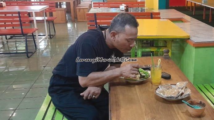 Salah satu pelanggan Nasi Gandul Pak Bakri,   Tri Cahyono yang berasal dari Karaban Gabus sedang menikmati lezatnya masakan khas Pati