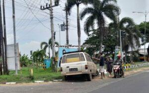 Mobil panther putih mengalami kecelakaan roda depan kiri masuk selokan di Jalur Pantura Desa Widoro Kandang Pati