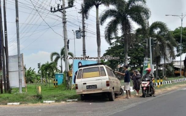 Mobil panther putih mengalami kecelakaan roda depan kiri masuk selokan di Jalur Pantura Desa Widoro Kandang Pati