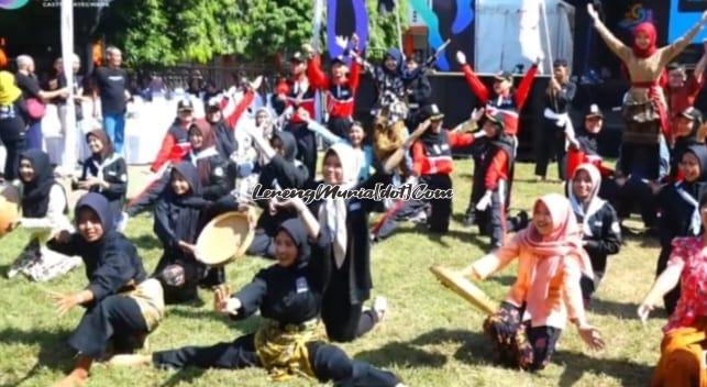 Kolaborasi antara Paresmapa, PMR dan pencak silat menampilkan drama  musikal di acara Smansa Day di SMAN 3 Pati