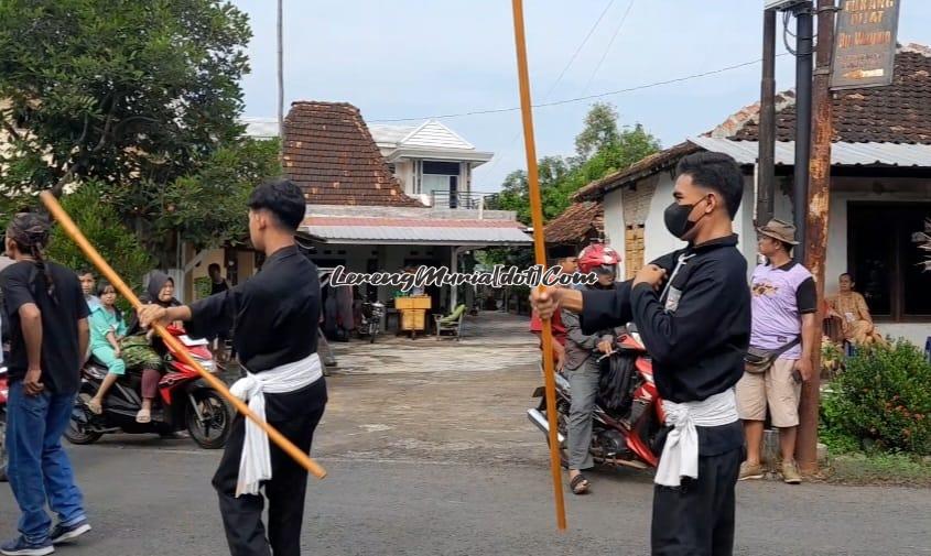 Dua pesilat SH Terate sedang mendemonstrasikan permainan toya dalam acara Kirab Budaya Desa Sukoharjo