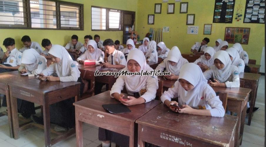 Siswa Mengerjakan Soal Pre Test didalam Handphone