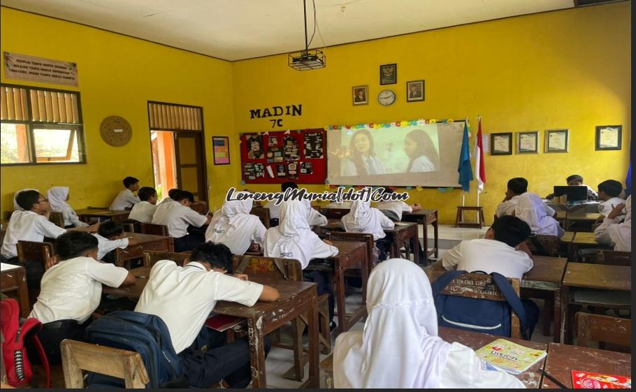 Siswa Menyaksikan Video Anti Bullying