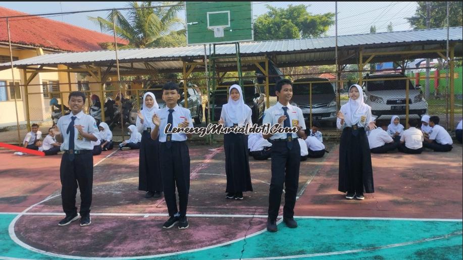 Siswa Menampilkan Yel-yel Anti Bullying