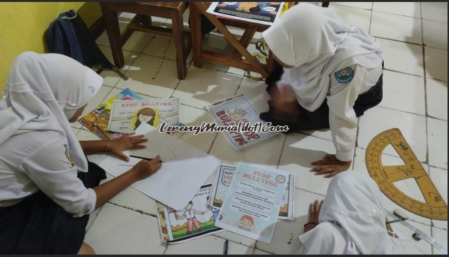 Siswa Membuat Poster Anti Bullying