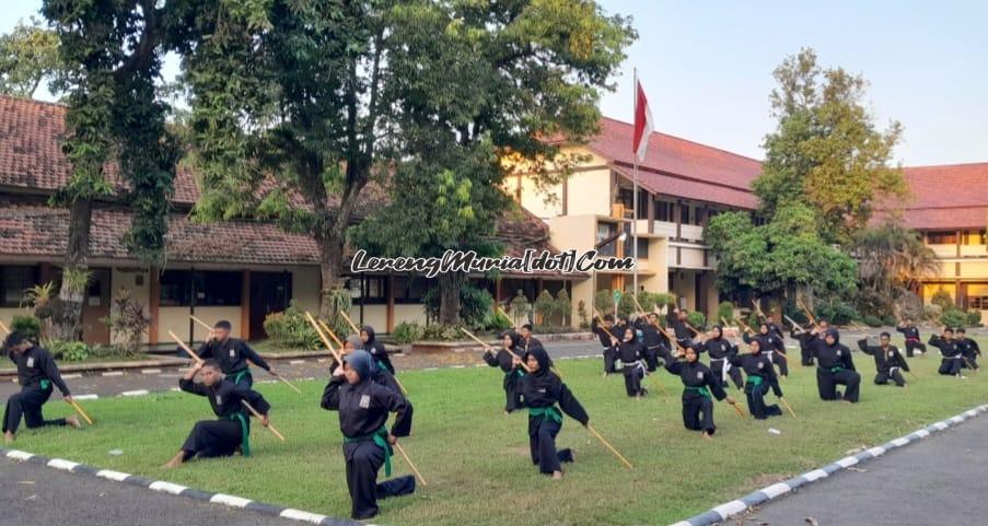 Latihan pencak silat di salah satu perguruan historis di Indonesia