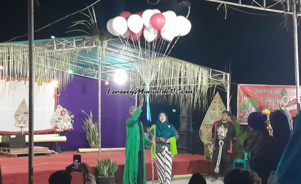 Pelepasan balon secara simbolik oleh Widayat (kiri) pertanda acara Sedekah Bumi dimulai di Bendung Cikar Gambiran Sukoharjo Pati