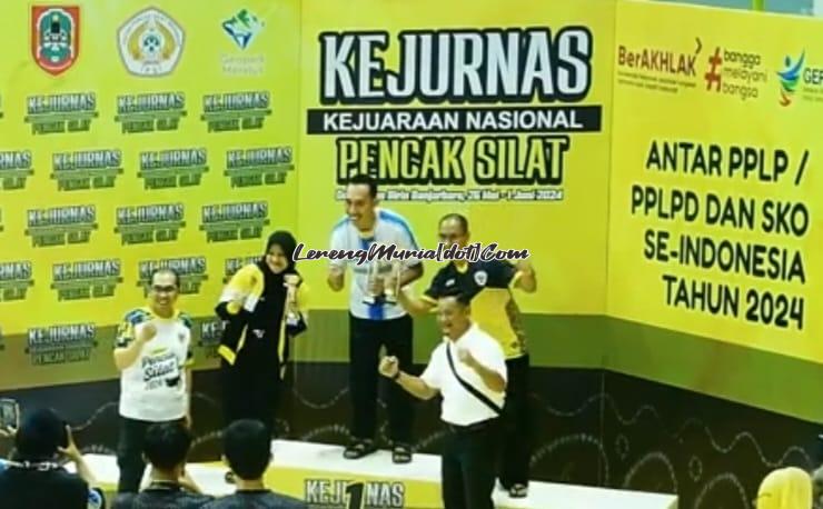 Mas Dhani (3 dari kiri) memegang piala sebagai Juara Umum I Kategori Pra Remaja dalam Kejurnas Pencak Silat antar PPLP/PPLOP/SKO di Kota Banjarbaru Kalsel (Foto:Dispora Kalsel Bergerak)