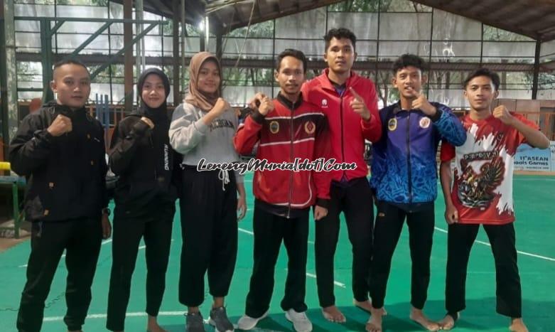 Atlet dan pelatih IPSI Pati yang mengikuti _try out_ dengan pesilat Pelatda Jateng, Salsabila (2 dari kiri), Anggi Riviyani (3 dari kiri), Muhammad Suprayitno (4 dari kiri) dan Alfian Nur (paling kanan)